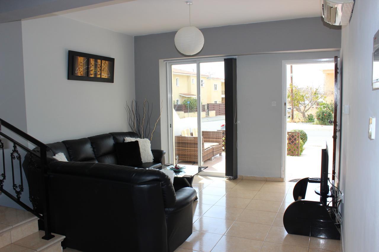 Diana Townhouse 2 Apartment Paphos ภายนอก รูปภาพ