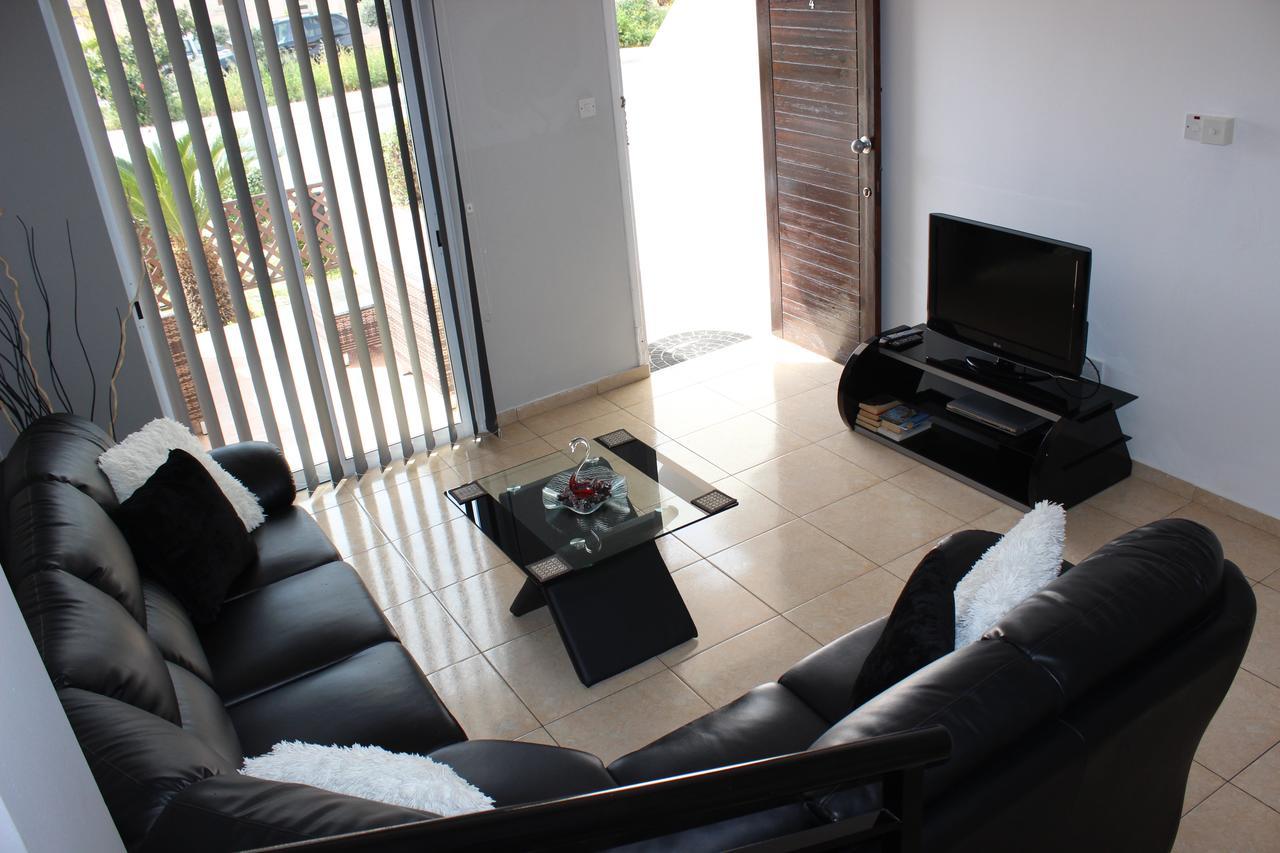 Diana Townhouse 2 Apartment Paphos ภายนอก รูปภาพ